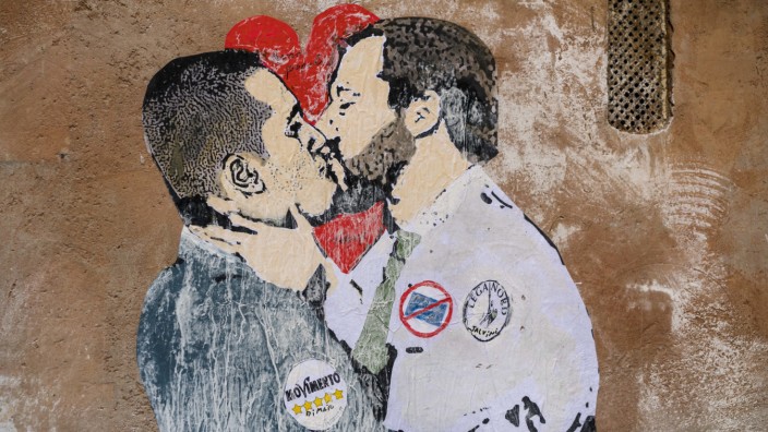 Regierungskrise in Italien: Todeskuss für die Koalition? Auf diesem Graffito haben sich Fünf-Sterne-Chef Luigi Di Maio und Lega-Vorsitzender Matteo Salvini lieb. Doch das Bündnis könnte bald schon zu Ende sein.