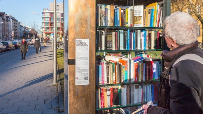 Oeffentlicher Bücherschrank vor dem Nordbad in München Schwabing