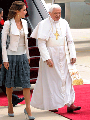 Papst, Rania, Schuhe, dpa