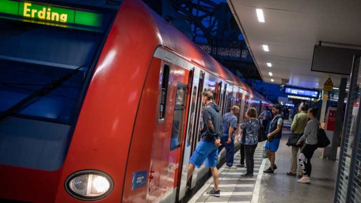 München: Eine S-Bahn steht auf der Stammstrecke an der Station Hackerbrücke