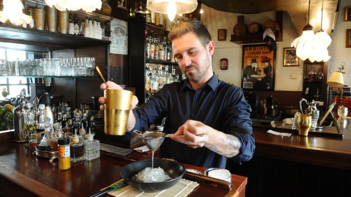Manuel Angermair, Barkeeper im Barroom München, mixt seinen Drink "With the Coco"