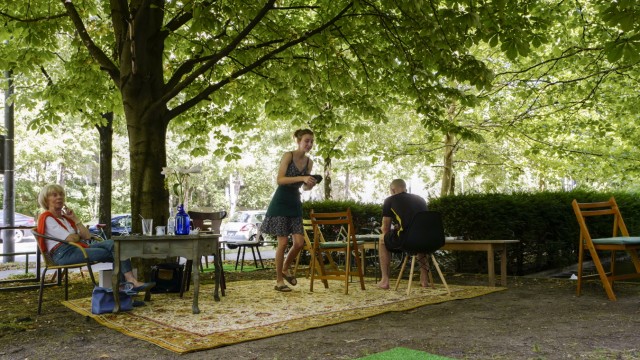 Café Fika: Schatten und Ruhe findet man an den Tischen unter den Bäumen.