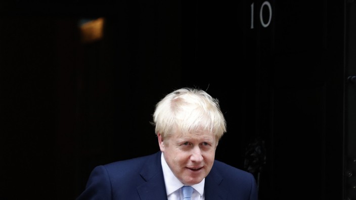 Brexit und Großbritannien: Boris Johnson vor der Eingangstür zu 10 Downing Street, seinem Amtssitz in London