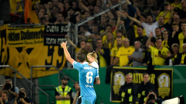 Großkreutz gegen den BVB: Nach dem Spiel: Kevin Großkreutz, mit Tochter auf dem Arm, wird von den Dortmunder Fans gefeiert.
