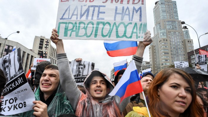 Proteste in Moskau: Demonstranten in Moskau auf der Großdemonstration am Sacharow Prospekt am 10. August 2019: Auf dem Schild steht: "Die Macht - das sind wir. Gebt uns das Recht auf eine Stimme."