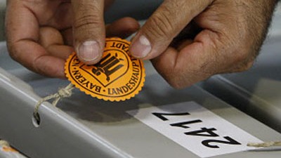 Wahlrecht: Ein Mitarbeiter des Kreisverwaltungsreferats versiegelt in München, Wahlurnen für die Bundestagswahl.