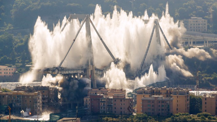 Reste der  Morandi-Brücke in Genua gesprengt