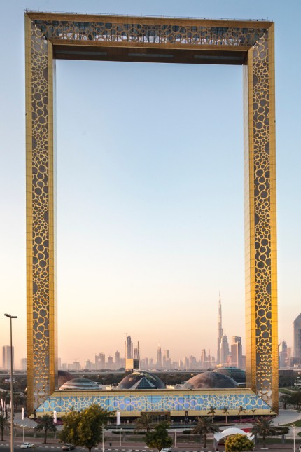 Architektur: Vom "Dubai Frame" aus sieht man auf der einen Seite die moderne Großstadt (mit dem 828 Meter hohen Burj Khalifa), auf der anderen Seite steht das alte Dubai.