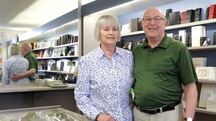 Inhabergeführte Geschäfte: Sie haben so manchen Wandel erlebt: Seit 54 Jahren betreiben Elfriede und Raynald Klaus ihr Schreibwarengeschäft an der Unteren Hauptstraße in Freising.