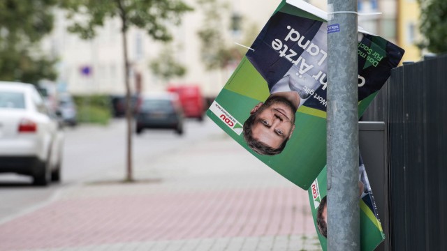 Landtagswahl Sachsen 2019 Wahlkampf abgerissenes Wahlplakat des CDU Spitzenkandidaten Michael Kre