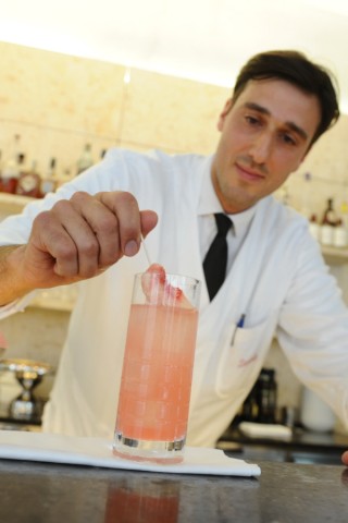 Daniele Cataldo, Barkeeper Bartender in Schumann's Tagesbar in München, mixt seinen Drink Bellezza
