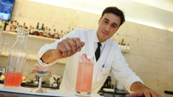 Daniele Cataldo, Barkeeper Bartender in Schumann's Tagesbar in München, mixt seinen Drink Bellezza
