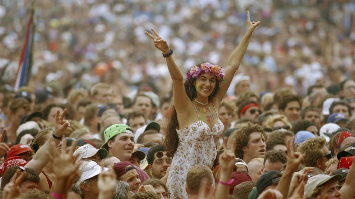 Woodstock 1994: Woodstock II am 13. August 1994 in Saugerties war nicht mehr das Festival der Flower-Power-Bewegung, sondern das der Generation X. Heute sind diese Menschen auch so um die 50 Jahre alt. Hier zeigte eine junge Frau trotzdem das Peace-Zeichen vor der Hauptbühne.