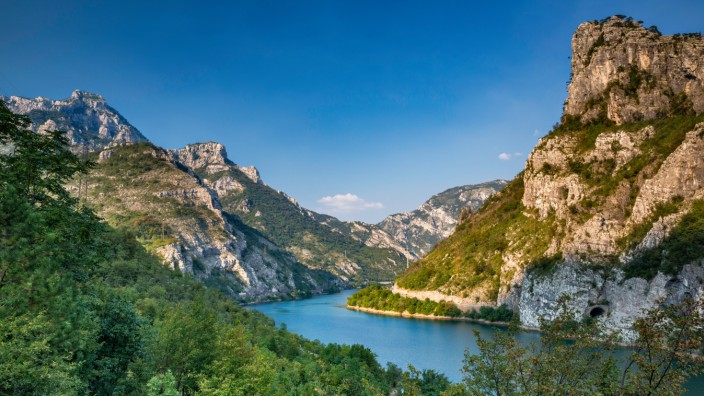 Umwelt: Noch idyllisch: eine Flusslandschaft in den Dinarischen Alpen in Bosnien.