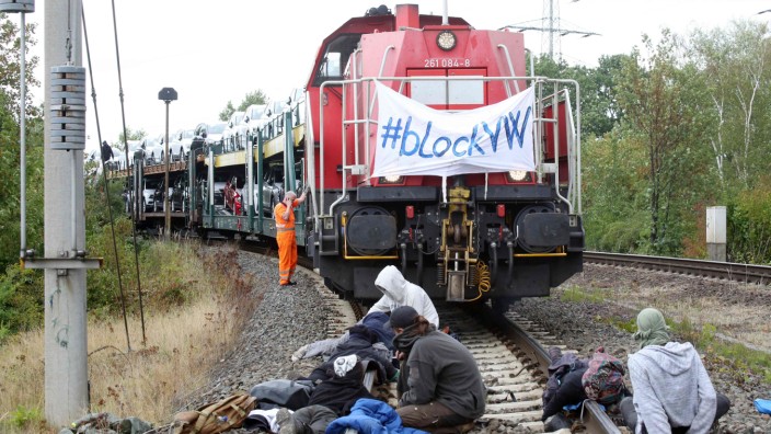 Protest: Aktivisten der Gruppe "Aktion Autofrei" blockieren ein Gleis im Wolfsburger VW-Werk.