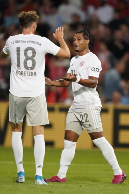 FC Bayern: Dezente Freude beim Pflichtsieg in Cottbus: Torschütze Leon Goretzka (links) mit Serge Gnabry