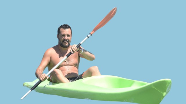 Ladies & Gentlemen: Matteo Salvini im Kajak während seiner "Italienischen Sommertour".