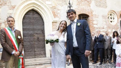 Heiraten in Verona: Eine Hochzeit an historischer Stätte: Luca Cecarelli und seine Angetraute Irene vor dem "Haus der Julia" in Verona