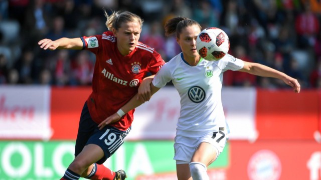 v li Carina Wenninger FC Bayern München FCB 19 Ewa Pajor Wolfsburg 17 im Zweikampf Duell