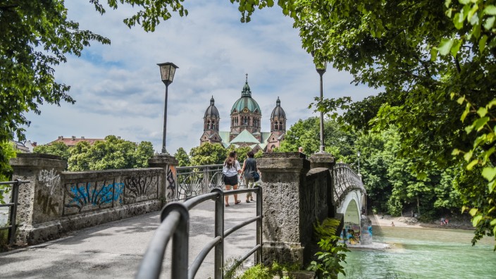 Tourismus: Nur eines von vielen lohnenswerten Etappenzielen des München Trail: Der direkt auf St. Lukas zuführende Kabelsteg über die Isar.