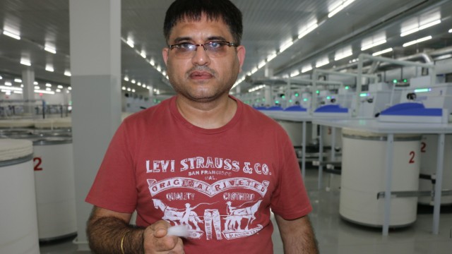 Report: Sanjeev Mehan ist Inder und Textilfachmann. Er berät usbekische Unternehmen beim Aufbau von Baumwollspinnereien.