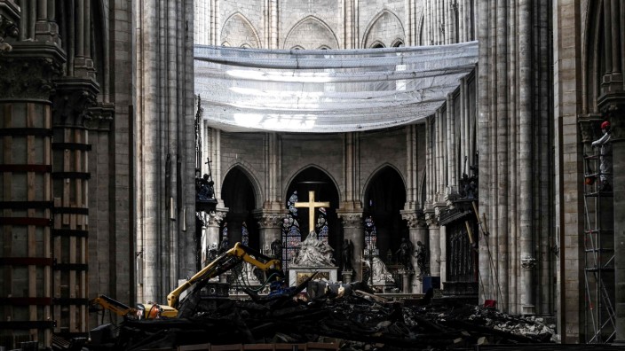 Wissenschaftler in Notre-Dame: Mammutaufgabe: Das Kirchenschiff vor der Räumung.