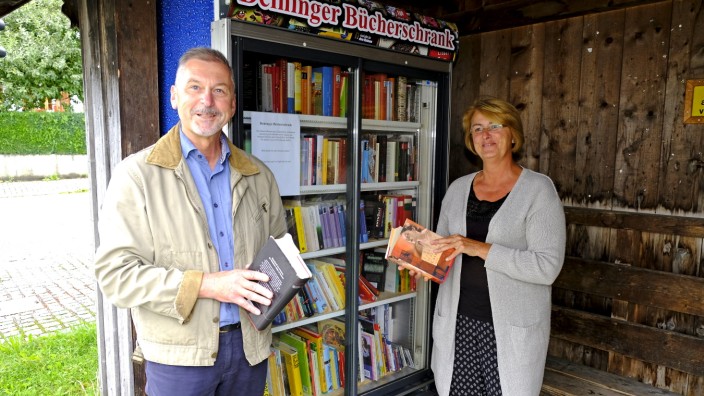 Zwischen Bad Tölz und Wolfratshausen: In Deining haben Hans Spindler und Brigitte Unterholzner (rechts) eine Leseecke in der Bushaltestelle eingerichtet. Die Bücher stehen in einem Kühlregal.