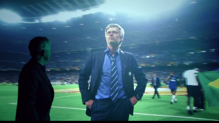 Sport: Wie ein Maler vor seinem Werk: Mourinho guckt Mourinho.