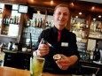 Marek Ginic, Barkeeper im Mangostin in München, mixt seinen Drink Passionsfrucht-Pisco