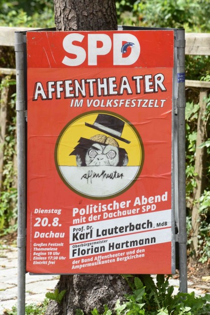 Mitten in Dachau: Ein Brüller ist das "Affentheater“ mit SPD-Politiker Karl Lauterbauch. So zumindest verstehen manche in der Dachauer Kulturszene Unkundigen diese Ankündigung.