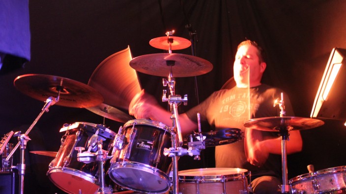 Drummer Joannes Schmid von der Bank Shrink to Fit.