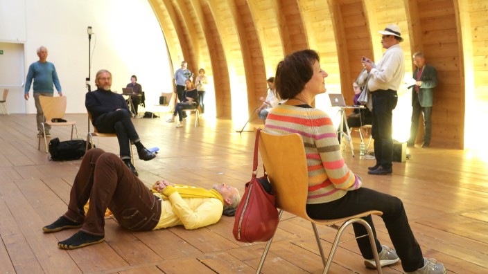 Performance in Freising: Das Publikum konnte sich frei im Raum bewegen. Manche saßen auf einem Stuhl in der Mitte des Tonnengewölbes im Schafhof, andere lagen auf dem Boden, um die Klänge ganz konzentriert aufzunehmen.