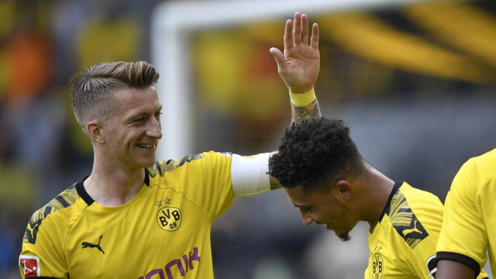 Live-Ticker zum Nachlesen: Fünf Grüße an die Konkurrenz: Dortmund fegte zum Auftakt über Augsburg hinweg, auch Marco Reus (li.) und Jadon Sancho trafen.