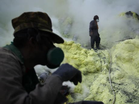 Schwefelabbau am Ijen-Vulkan in Indonesien, Getty Images