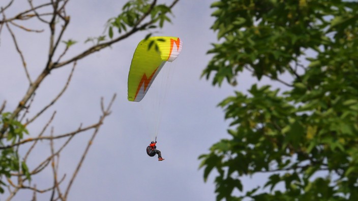 Unfall: Ein Gleitschirmflieger setzt bei Hohenschwangau zur Landung an - unfallfrei.