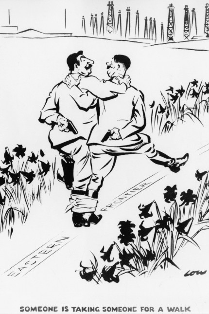 NS-Zeit: Zwei neue Freunde spazieren im Grenzgebiet, dort, wo sie Polen untereinander aufteilen werden. Die Waffen für später haben sie schon dabei. Zeitgenössischer Cartoon des britischen Karikaturisten David Low zum Hitler-Stalin-Pakt.