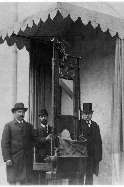 Todesstrafe: Ins Handwerk des Hinrichtens war Johann Reichhart von seinem Onkel Franz Xaver Reichhart eingeführt worden. Das Foto zeigt diesen (links) mit zwei Gehilfen 1890.