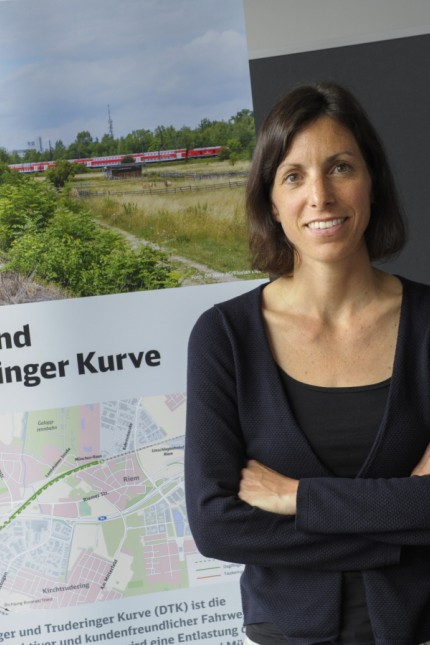 Trudering: Susanne Müller, bei der Bahn für dieses Projekt zuständig, hält die Vorschläge der Bürger für kaum umsetzbar. Für das nötigeTempo brauche man einen großen Radius.