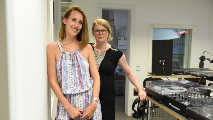 Podcast "Nahaufnahme": Gewähren ihren Gästen viel Raum für persönliche Anliegen - und geben schon mal Lebenshilfe on air: die beiden Moderatorinnen Esther Diestelmann (links) und Julia Viechtl (rechts).