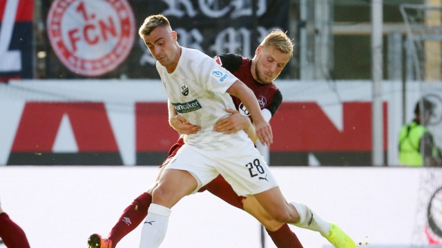 Philipp Foerster SV Sandhausen 28 im Zweikampf mit Hanno Behrens 1 FC Nuernberg 18 beim Spie
