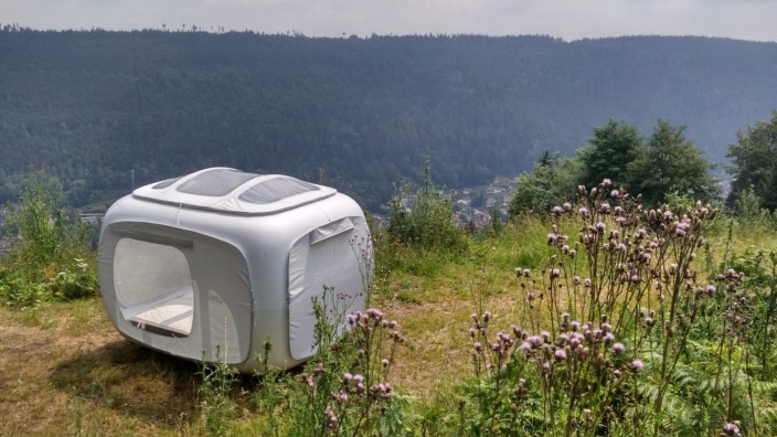 Deutschland: Blick über den Schwarzwald: In diesem eckigen Ding kann campen, wer sonst eher nicht eine Nacht im Freien verbringen würde.