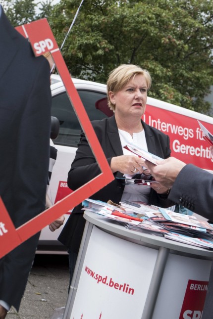 Eva Högl SPD MdB und Berlins Regierender Bürgermeister Michael Müller SPD mit der Pappfigur des