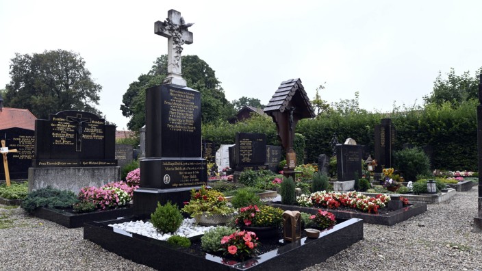 Sauerlach: Die Grabgebühren auf dem Friedhof der Kirche St. Andreas (im Bild) steigen ebenso wie die am Pechlerweg und in Arget.