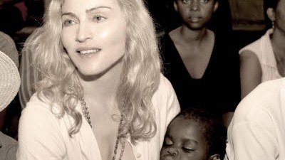 Madonna: Adoption erfolgreich: Madonna hält bei dem Besuch in Malawi die vierjährige Mercy im Arm.