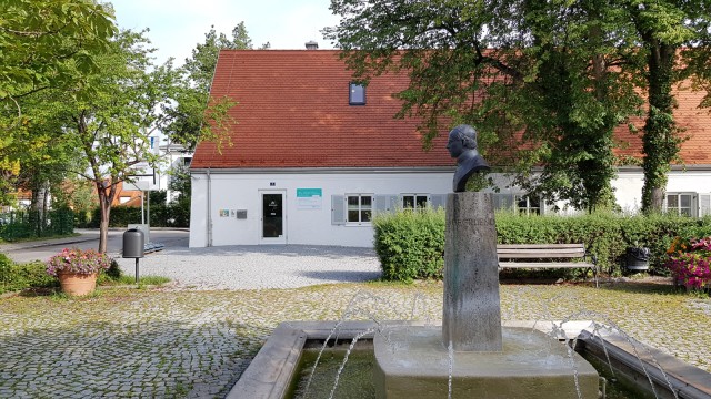 Gedenken in Wolfratshausen: Das Badehaus am Kolpingplatz ist coronabedingt geschlossen