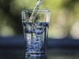 Ein Glas wird mit Trinwasser befuellt in Berlin 06 08 2018 Berlin Deutschland *** A glass is fill