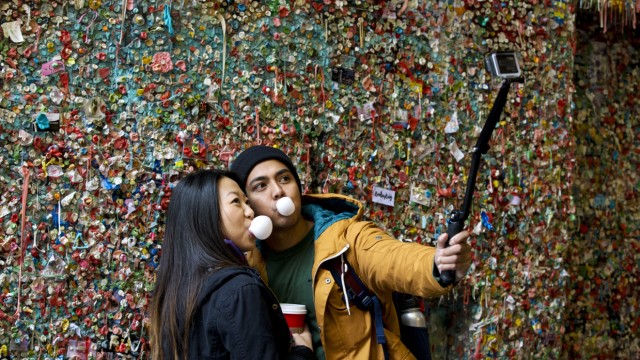 Entsorgung von Kaugummi: Touristen schießen Selfies vor Seattles klebriger Sehenswürdigkeit: Der Gum Wall.