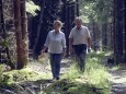 Mit Körbchen und Pilzmesser ausgestattet durchstreifen Hildegard Oblegor und ihr Mann Fritz Anzinger den Wald in Aying.