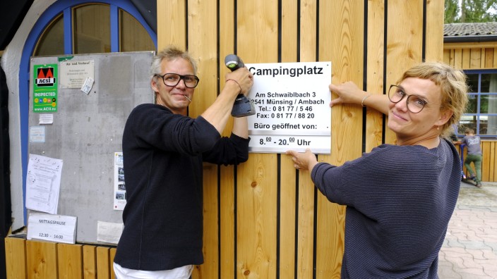 SZ-Podcast "München persönlich": Sandra Dürr mit ihrem Mann Henning. Sie betreiben den Campingplatz in Ambach am Starnberger See und leben im Sommer dort selbst im umgebauten Wohnwagen.