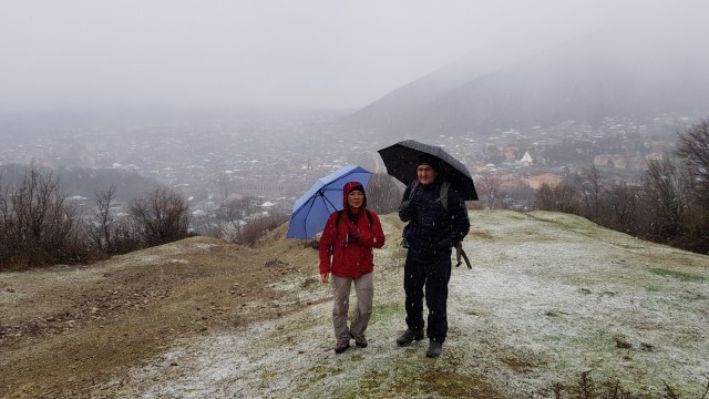 Abenteuerlustiges Ehepaar: Wie wichtig eine gute Vorbereitung ist, wissen Gulaim und Jochen Ebenhoch - hier beim Aufstieg von Seki in Aserbaidschan - nur zu gut.